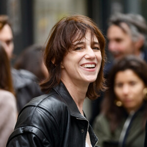 Charlotte Gainsbourg lors de la cérémonie de dévoilement de la plaque "Maison des Illustres" de la Maison Gainsbourg à Paris, France, le 2 avril 2024. © Christophe Clovis/Bestimage 