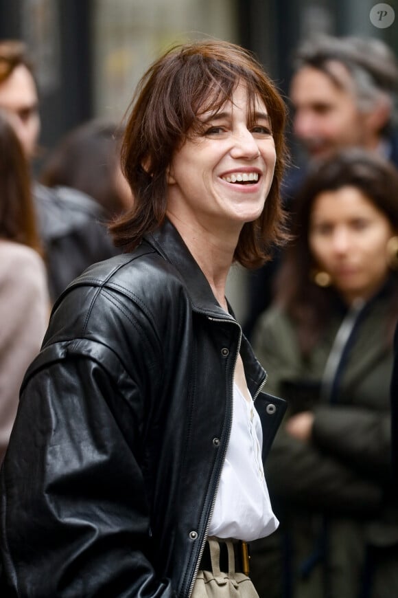 Charlotte Gainsbourg lors de la cérémonie de dévoilement de la plaque "Maison des Illustres" de la Maison Gainsbourg à Paris, France, le 2 avril 2024. © Christophe Clovis/Bestimage 