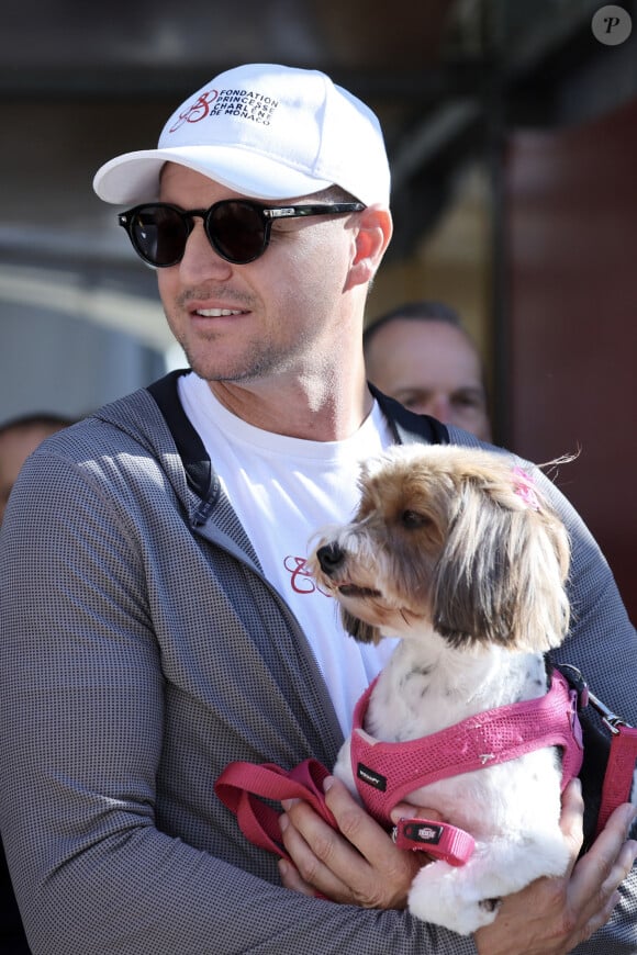 Gareth Wittstock - La princesse Charlene de Monaco a participé au chapiteau de Fontvieille, à Monaco, le 5 octobre 2024, au Rokethon, une course solidaire contre l'abandon des animaux de compagnie. L'association " Rokethon Monaco " dont la présidente est Sylvia Sermenghi, souhaite sensisibiliser durant toute la journée le public sur la condition animale. Courir, marcher avec son animal, tel est le principe de ce Rokethon, où l'argent récolté sera reversé pour 30% à la Fondation Brigitte Bardot, 30% à la SPA monégasque et à l'association Rokethon. Chris DeRose, militant américain des droits des animaux, et récipiendaire du prix international de la paix " Courage de conscience " 1997 et ancien acteur. Il est apparu régulièrement dans la série ABC San Pedro Beach Bums, General Hospital, Cagney and Lacey, CHiPs, The Rockford Files et Baretta. Il a également joué des rôles principaux ou invités dans 14 longs métrages. il a rencontré la princesse et lui a remis son livre, avant sa conférence qu'il a donné en début d'après-midi. La princesse Charlene est venue avec Kita, sa Chiwawa, son frère Gareth Wittstock était lui aussi avec sa fille et son chien. © Claudia Albuquerque / Bestimage 