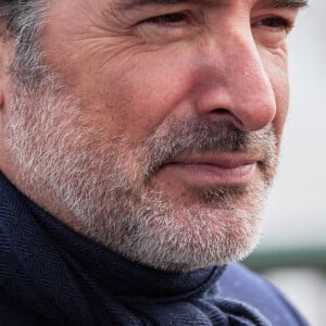 Jean Dujardin - Inauguration de "La promenade Jean-Paul Belmondo" au terre-plein central du pont de Bir-Hakeim, ouvrage public communal situé sous le viaduc du métro aérien, à Paris (15e, 16e) le 12 avril 2023. Lors de la séance d'octobre 2021, le Conseil de Paris avait décidé d'honorer la mémoire de Jean-Paul Belmondo, comédien, producteur de cinéma et directeur de théâtre français. Cet emplacement, immortalisé par la scène de cascade réalisée par l'acteur dans le film d'Henri Verneuil Peur sur la Ville (1975), est identifié par le plan annexé à la délibération. Cette dénomination s'effectue en dérogation à la règle qui prévoit que le nom d'une personnalité ne peut être attribué à une voie publique de Paris que cinq ans au plus tôt après son décès. © Cyril Moreau/Bestimage