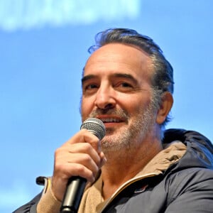 Jean Dujardin était présent sur place lors de cette projection
Jean Dujardin lors de l'avant-première du film "Les Chemins Noirs", dans lequel il a le rôle principal, réalisé par Denis Imbert, au cinéma Pathé Gare du Sud à Nice, le 26 janvier 2023. Ce film adapté d'un roman de Sylvain Tesson, raconte le voyage d'un écrivain à travers la France rurale, du Mercantour au Cotentin. Il sortira en salle le 22 mars. © Bruno Bebert/Bestimage