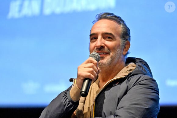 Jean Dujardin était présent sur place lors de cette projection
Jean Dujardin lors de l'avant-première du film "Les Chemins Noirs", dans lequel il a le rôle principal, réalisé par Denis Imbert, au cinéma Pathé Gare du Sud à Nice, le 26 janvier 2023. Ce film adapté d'un roman de Sylvain Tesson, raconte le voyage d'un écrivain à travers la France rurale, du Mercantour au Cotentin. Il sortira en salle le 22 mars. © Bruno Bebert/Bestimage