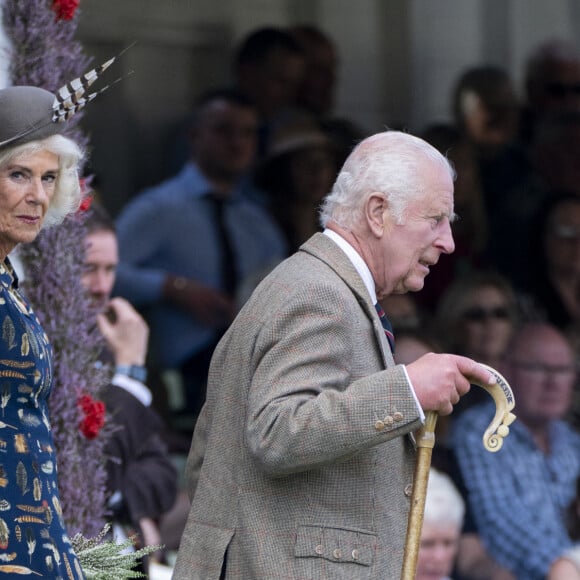 Le roi Charles III d'Angleterre et Camilla Parker Bowles, reine consort d'Angleterre, partagent un fou rire lors du Braemar Gathering 2024, le 7 septembre 2024. © Goff / Bestimage 