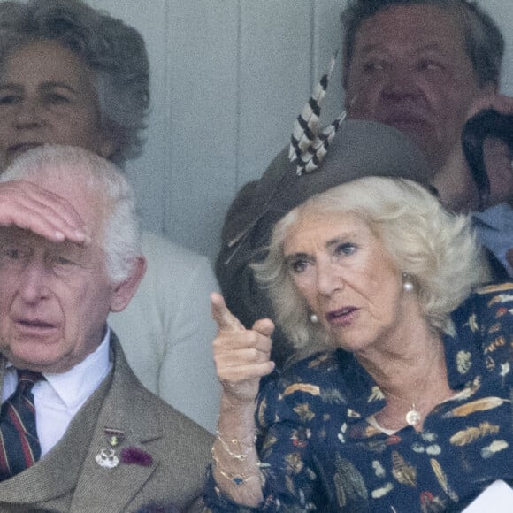 Pour lui et pour les siens, dont son épouse Camilla Parker-Bowles
Le roi Charles III d'Angleterre et Camilla Parker Bowles, reine consort d'Angleterre, partagent un fou rire lors du Braemar Gathering 2024, le 7 septembre 2024. © Goff / Bestimage 