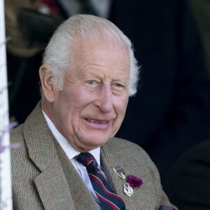 Le roi Charles III d'Angleterre et Camilla Parker Bowles, reine consort d'Angleterre, partagent un fou rire lors du Braemar Gathering 2024, le 7 septembre 2024. © Goff / Bestimage 