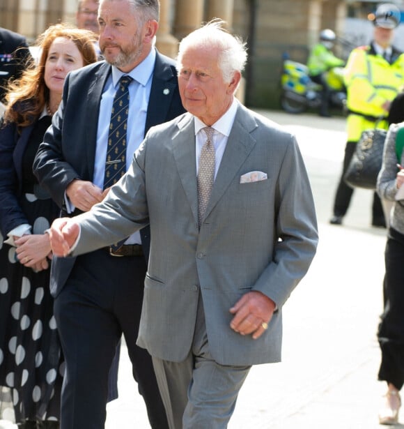 Le roi Charles III d'Angleterre, visite Southport après les attaques au couteau, où trois enfants ont été tués et d'autres blessés, le 21 août 2024.