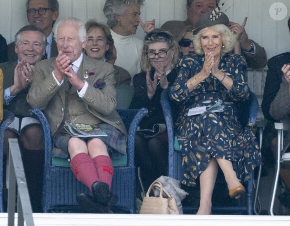 Le roi peut se passer de son traitement toute la durée du séjour, la distance rendant légèrement compliquée de poursuivre les rendez-vous
Le roi Charles III d'Angleterre et Camilla Parker Bowles, reine consort d'Angleterre, partagent un fou rire lors du Braemar Gathering 2024, le 7 septembre 2024. © Goff / Bestimage 