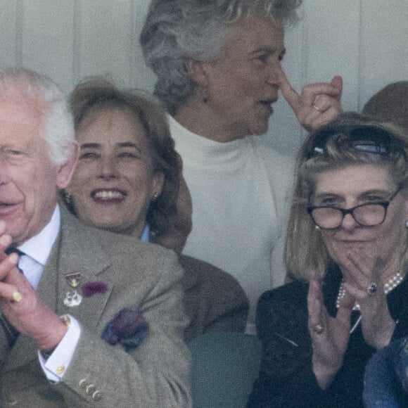 Le roi peut se passer de son traitement toute la durée du séjour, la distance rendant légèrement compliquée de poursuivre les rendez-vous
Le roi Charles III d'Angleterre et Camilla Parker Bowles, reine consort d'Angleterre, partagent un fou rire lors du Braemar Gathering 2024, le 7 septembre 2024. © Goff / Bestimage 