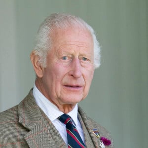 Le roi Charles III d'Angleterre et Camilla Parker Bowles, reine consort d'Angleterre, partagent un fou rire lors du Braemar Gathering 2024, le 7 septembre 2024. © Goff / Bestimage 