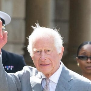 Le roi Charles III d'Angleterre, visite Southport après les attaques au couteau, où trois enfants ont été tués et d'autres blessés, le 21 août 2024. Le souverain a vu le mémorial de fleurs et d'ours en peluche qui se trouve là depuis l'attaque, puis il s'est rendu à l'Hôtel de ville et a rencontré les survivants et les membres de la famille des victimes, puis il a rencontré des bénévoles qui ont aidé à nettoyer et à reconstruire les lieux, après les émeutes qui ont suivi le drame. Le roi Charles a pris le temps de d'aller à la rencontre des habitants, pendant ses vacances. 