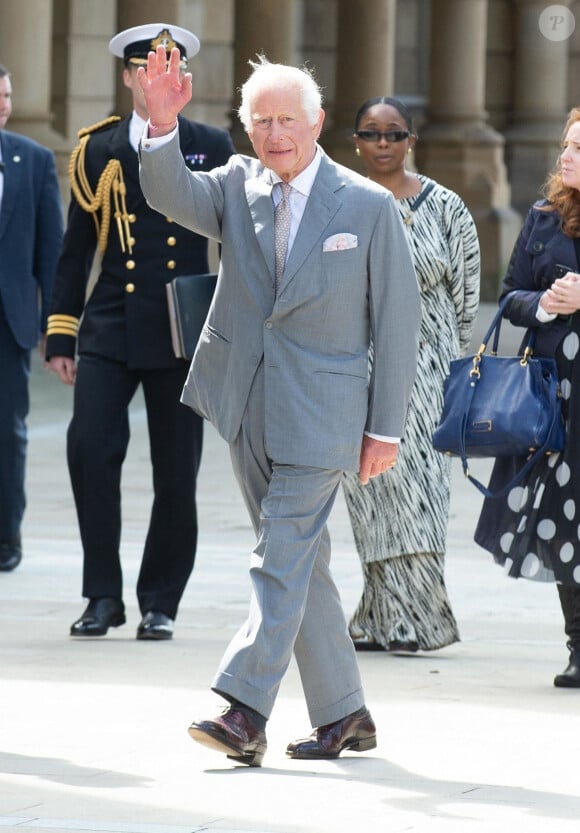 Le roi Charles III d'Angleterre, visite Southport après les attaques au couteau, où trois enfants ont été tués et d'autres blessés, le 21 août 2024. Le souverain a vu le mémorial de fleurs et d'ours en peluche qui se trouve là depuis l'attaque, puis il s'est rendu à l'Hôtel de ville et a rencontré les survivants et les membres de la famille des victimes, puis il a rencontré des bénévoles qui ont aidé à nettoyer et à reconstruire les lieux, après les émeutes qui ont suivi le drame. Le roi Charles a pris le temps de d'aller à la rencontre des habitants, pendant ses vacances. 