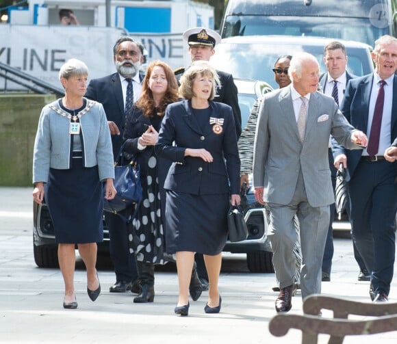 Le roi Charles III d'Angleterre, visite Southport après les attaques au couteau, où trois enfants ont été tués et d'autres blessés, le 21 août 2024. Le souverain a vu le mémorial de fleurs et d'ours en peluche qui se trouve là depuis l'attaque, puis il s'est rendu à l'Hôtel de ville et a rencontré les survivants et les membres de la famille des victimes, puis il a rencontré des bénévoles qui ont aidé à nettoyer et à reconstruire les lieux, après les émeutes qui ont suivi le drame. Le roi Charles a pris le temps de d'aller à la rencontre des habitants, pendant ses vacances. 