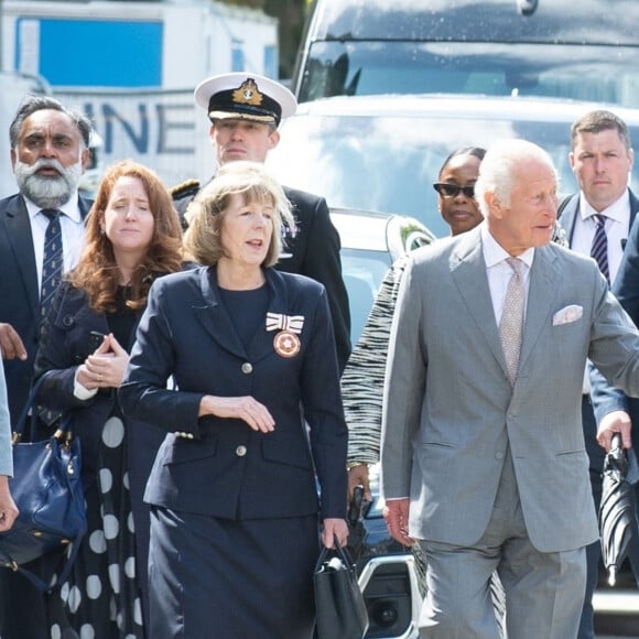 Le roi Charles III d'Angleterre, visite Southport après les attaques au couteau, où trois enfants ont été tués et d'autres blessés, le 21 août 2024. Le souverain a vu le mémorial de fleurs et d'ours en peluche qui se trouve là depuis l'attaque, puis il s'est rendu à l'Hôtel de ville et a rencontré les survivants et les membres de la famille des victimes, puis il a rencontré des bénévoles qui ont aidé à nettoyer et à reconstruire les lieux, après les émeutes qui ont suivi le drame. Le roi Charles a pris le temps de d'aller à la rencontre des habitants, pendant ses vacances. 