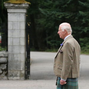 Le roi Charles III d'Angleterre, accueilli par des soldats de la compagnie Balaklava, 5e bataillon du Royal Regiment of Scotland devant le château de Balmoral (Ecosse), où le souverain débute ses vacances d'été, le 19 août 2024. 