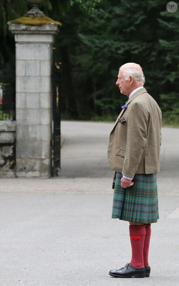 Le roi Charles III d'Angleterre, accueilli par des soldats de la compagnie Balaklava, 5e bataillon du Royal Regiment of Scotland devant le château de Balmoral (Ecosse), où le souverain débute ses vacances d'été, le 19 août 2024. 