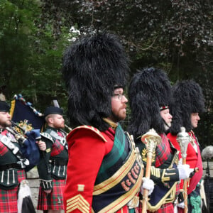 Le roi Charles III d'Angleterre, accueilli par des soldats de la compagnie Balaklava, 5e bataillon du Royal Regiment of Scotland devant le château de Balmoral (Ecosse), où le souverain débute ses vacances d'été, le 19 août 2024. 