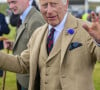 A condition, bien sûr, de le reprendre immédiatement dès son retour en Grande-Bretagne 
Le roi Charles III d'Angleterre assiste aux Jeux des Highlands de Mey. 