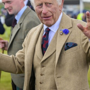 A condition, bien sûr, de le reprendre immédiatement dès son retour en Grande-Bretagne 
Le roi Charles III d'Angleterre assiste aux Jeux des Highlands de Mey. 