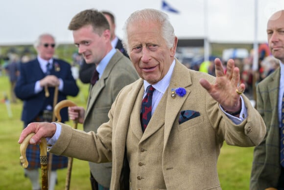 A condition, bien sûr, de le reprendre immédiatement dès son retour en Grande-Bretagne 
Le roi Charles III d'Angleterre assiste aux Jeux des Highlands de Mey. 