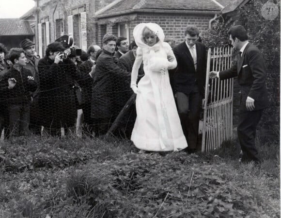 Sylvie Vartan et Johnny Hallyday lors de leur mariage à Loconville. Le 12 avril 1965.