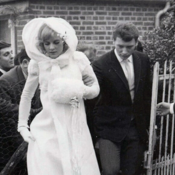 Sylvie Vartan et Johnny Hallyday lors de leur mariage à Loconville. Le 12 avril 1965.