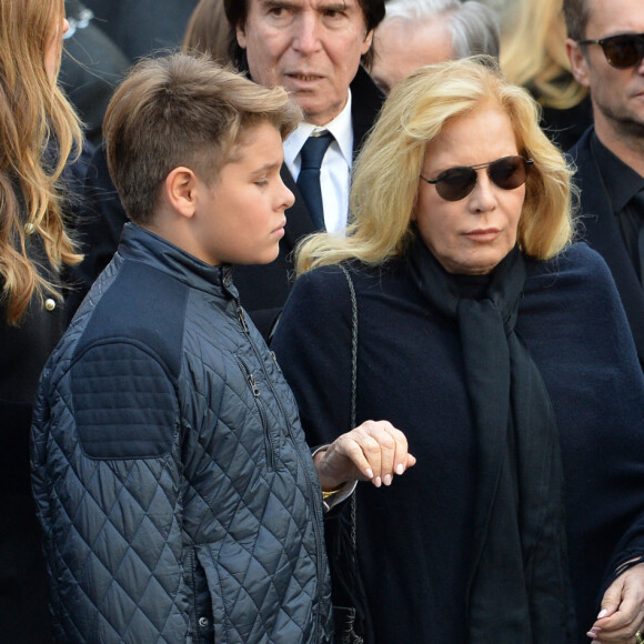  Ce lundi 7 octobre
Cameron Smet, Sylvie Vartan, sa fille Darina Scotti, David Hallyday - Sorties de l'église de la Madeleine après les obsèques de Johnny Hallyday à Paris. © Veeren / Bestimage