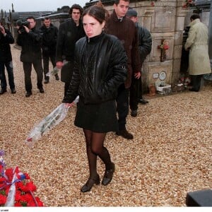 Mazarine Pingeot au pied de la tombe de François Mitterrand à Jarnac en 1999