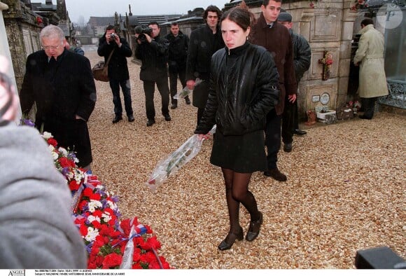 Mazarine Pingeot au pied de la tombe de François Mitterrand à Jarnac en 1999