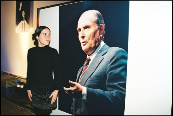 Info - Mazarine Pingeot fêtera ses 40 ans le 18 décembre - ARCHIVES - MAZARINE PINGEOT DEVANT UNE AFFICHE PORTRAIT DE FRANCOIS MITTERRAND, A LA SOIREE DU 2EME ANNIVERSAIRE DE LA MORT DE FRANCOIS MITTERRAND  