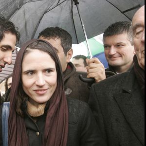 Info - Mazarine Pingeot porte plainte contre son ex-compagnon, père de ses trois enfants - MAZARINE PINGEOT MITTERRAND ET SON COMPAGNON MOHAMMED ULAD MOHAND - CEREMONIE POUR LE 10 EME ANNIVERSAIRE DE LA MORT DE FRANCOIS MITTERRAND A JARNAC  French late President Francois Mitterrand's daughter Mazarine Pingeot-Mitterrand - ceremony marking the 10th anniversary of the death of Mitterrand, 08 January 2006 in Jarnac, south-western France. Hundreds of the Socialist faithful joined the party's top brass and family members for a wreath-laying ceremony during the morning in the cemetery at Jarnac, Mitterrand's hometown in the Cognac. 