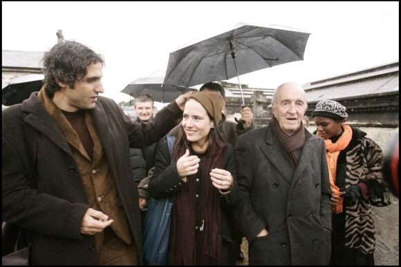 MAZARINE PINGEOT MITTERRAND ET SON COMPAGNON MOHAMMED ULAD MOHAND, ANDRE ROUSSELET - CEREMONIE POUR LE 10 EME ANNIVERSAIRE DE LA MORT DE FRANCOIS MITTERRAND A JARNAC  French late President Francois Mitterrand's daughter Mazarine Pingeot-Mitterrand - ceremony marking the 10th anniversary of the death of Mitterrand, 08 January 2006 in Jarnac, south-western France. Hundreds of the Socialist faithful joined the party's top brass and family members for a wreath-laying ceremony during the morning in the cemetery at Jarnac, Mitterrand's hometown in the Cognac. 