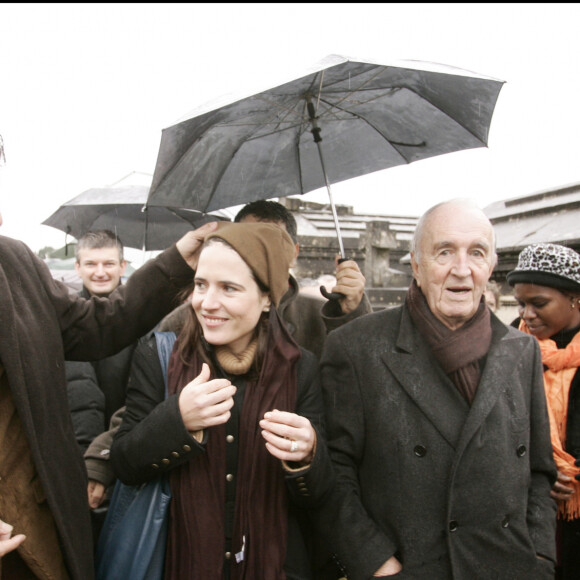 MAZARINE PINGEOT MITTERRAND ET SON COMPAGNON MOHAMMED ULAD MOHAND, ANDRE ROUSSELET - CEREMONIE POUR LE 10 EME ANNIVERSAIRE DE LA MORT DE FRANCOIS MITTERRAND A JARNAC  French late President Francois Mitterrand's daughter Mazarine Pingeot-Mitterrand - ceremony marking the 10th anniversary of the death of Mitterrand, 08 January 2006 in Jarnac, south-western France. Hundreds of the Socialist faithful joined the party's top brass and family members for a wreath-laying ceremony during the morning in the cemetery at Jarnac, Mitterrand's hometown in the Cognac. 