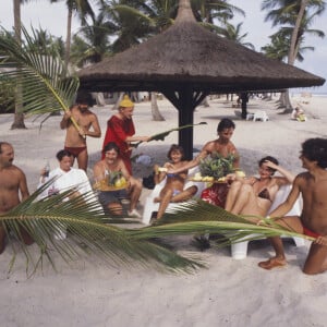 La troupe du Spendid n'est plus au complet depuis la mort de Michel Blanc survenue le 3 octobre à l'âge de 72 ans
Archives - La troupe du SPLENDID au complet sur le tournage du film "Les Bronzés" : Gérard JUGNOT, Dominique LAVANANT, Bruno MOYNOT, Marie-Anne CHAZEL, Thierry LHERMITTE, Josiane BALASKO et Christian CLAVIER au premier plan, Martin LAMOTTE et Michel BLANC au second plan (debout) © Jean-Claude Colin via Bestimage