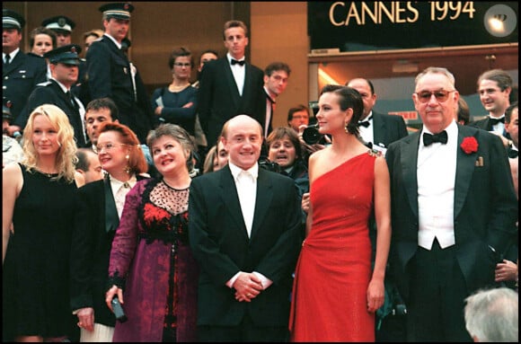 Estelle Lefébure, Dominique Lavanant, Josiane Balasko, Michel Blanc, Carole Bouquet et Philippe Noiret - Equipe du film "Grosse fatigue" au festival de Cannes en 1994