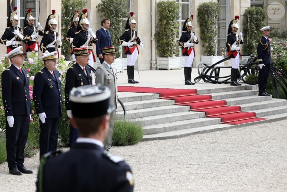 Le président français Macron passe en revue les troupes lors de sa cérémonie d'assermentation pour un second mandat présidentiel, dans les jardins du palais de l'Élysée à Paris, en France, le 7 mai 2022.© Stéphane Lemouton/Bestimage 