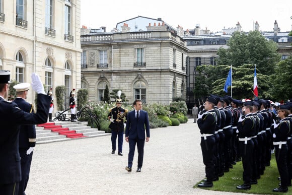  "On n'a pas les moyens financiers et techniques. Nous sommes tenus par la classification historique" a indiqué Yannick Desbois, directeur général des services du palais 
Le président français Macron passe en revue les troupes lors de sa cérémonie d'assermentation pour un second mandat présidentiel, dans les jardins du palais de l'Élysée à Paris, en France, le 7 mai 2022.© Stéphane Lemouton/Bestimage 