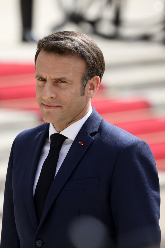 Le président français Macron passe en revue les troupes lors de sa cérémonie d'assermentation pour un second mandat présidentiel, dans les jardins du palais de l'Élysée à Paris, en France, le 7 mai 2022.© Stéphane Lemouton/Bestimage 