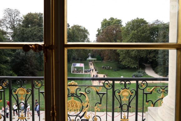 Pour faire du palais un lieu le plus écolo possible, il a mis en place le mulching, technique de tonte de gazon consistant à laisser les brins d'herbe coupés former un tapis, protection naturelle
Illustration des jardins depuis le salon doré, le bureau du président durant la visite des journées du Patrimoine au Palais de l'Elysée, Paris, le 19 septembre 2020. © Stéphane Lemouton / Bestimage 