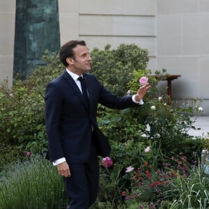 Le président de la république, Emmanuel Macron pose en présence des acteurs du Sommet " Tech For Good " dans les jardins du palais de l'Elysée, Paris, France, le 15 mai 2019.© Stéphane Lemouton / Bestimage 