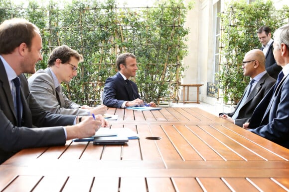 Le Président de la République, Emmanuel Macron et Satya Nadella, PDG groupe Microsoft, dans les jardins de l'Elysee, à la veille de l'ouverture du salon Vivatech, au palais de l'Elysée, Paris, France, le 23 mai 2018. © Stéphane Lemouton/Bestimage 