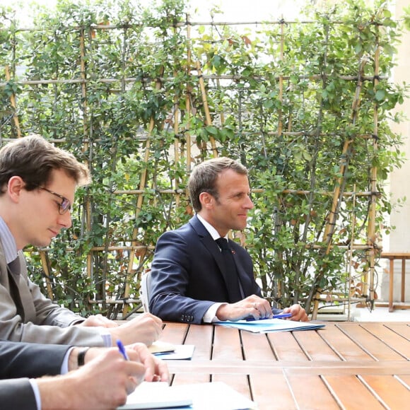 Le Président de la République, Emmanuel Macron et Satya Nadella, PDG groupe Microsoft, dans les jardins de l'Elysee, à la veille de l'ouverture du salon Vivatech, au palais de l'Elysée, Paris, France, le 23 mai 2018. © Stéphane Lemouton/Bestimage 