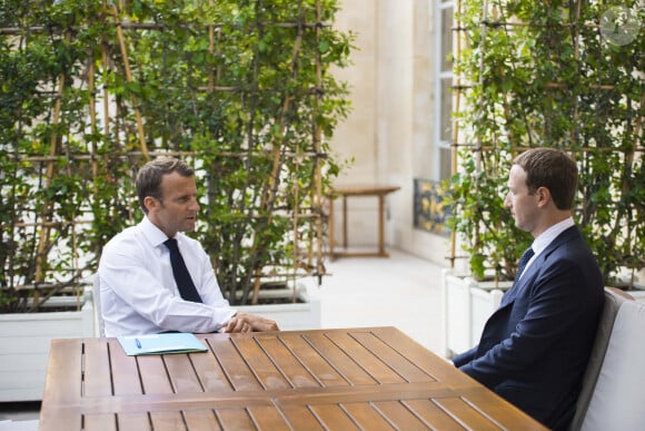 Le président Emmanuel Macron lors d'un entretien avec Mark Zuckerberg, PDG de Facebook dans les jardins du palais de l'Elysée à Paris le 23 mai 2018. © Eliot Blondet / Pool / Bestimage 