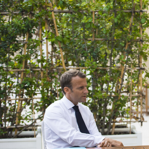 Le président Emmanuel Macron lors d'un entretien avec Mark Zuckerberg, PDG de Facebook dans les jardins du palais de l'Elysée à Paris le 23 mai 2018. © Eliot Blondet / Pool / Bestimage 