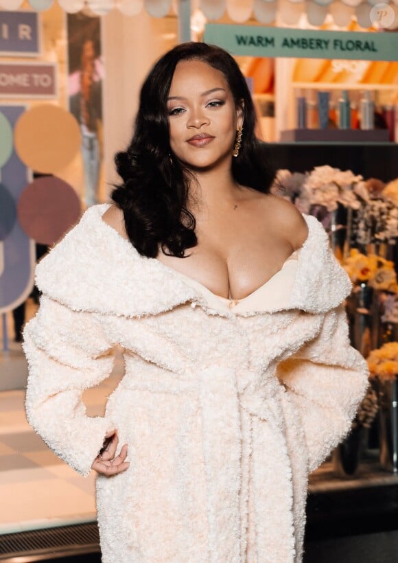 Rihanna ne s'est pas prononcée sur les propos de son compagnon... 
Rihanna pose lors du lancement de sa première marque de soins capillaires, Fenty Hair, chez Selfridges à Londre © Tiziano Da Silva/Bestimage