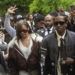 Le rappeur donne la réponse
A$AP Rocky avec sa compagne Rihanna lors du défilé de sa marque AWGE lors de la Fashion Week homme de Paris (printemps-été 2025) le 21 juin 2024.