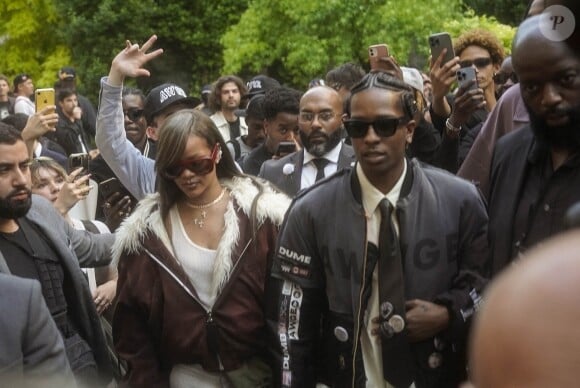 Le rappeur donne la réponse
A$AP Rocky avec sa compagne Rihanna lors du défilé de sa marque AWGE lors de la Fashion Week homme de Paris (printemps-été 2025) le 21 juin 2024.