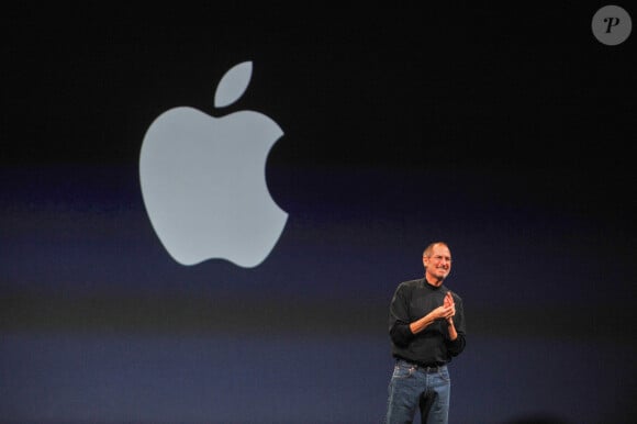 Steve Jobs, directeur général d'Apple, dévoile un nouveau MacBook Air lors du salon Macworld 2008 à San Francisco, en Californie, le 15 janvier 2008. (Photo Koichi Mitsui/AFLO)