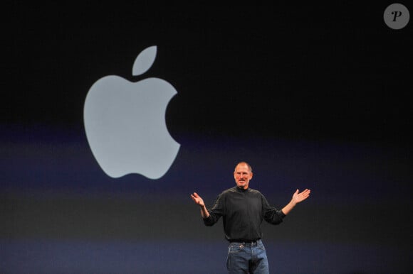 Steve Jobs, directeur général d'Apple, dévoile un nouveau MacBook Air lors du salon Macworld 2008 à San Francisco, en Californie, le 15 janvier 2008. (Photo Koichi Mitsui/AFLO)