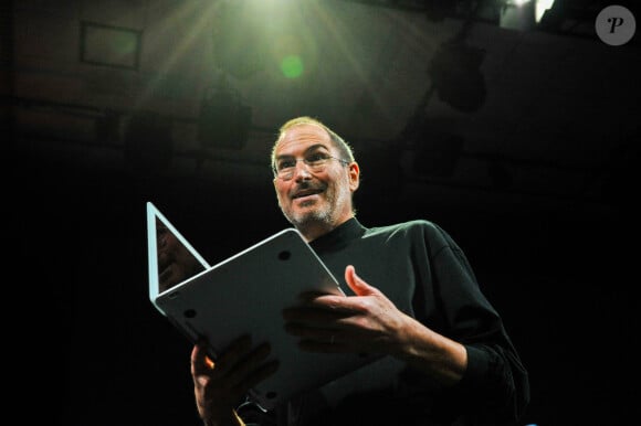 Steve Jobs, directeur général d'Apple, dévoile un nouveau MacBook Air lors du salon Macworld 2008 à San Francisco, en Californie, le 15 janvier 2008. (Photo Koichi Mitsui/AFLO)