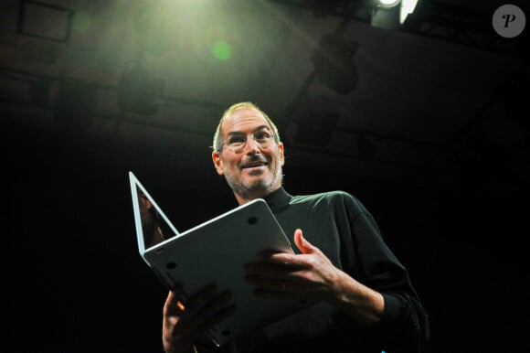 Steve Jobs, directeur général d'Apple, dévoile un nouveau MacBook Air lors du salon Macworld 2008 à San Francisco, en Californie, le 15 janvier 2008. (Photo Koichi Mitsui/AFLO)